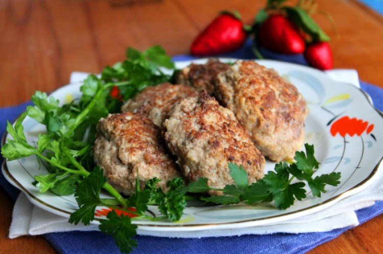 Klassische Frikadellen aus Hackfleisch im Ofen