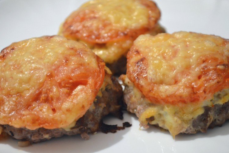 Schweinefrikadellen mit Käse und Tomaten im Ofen