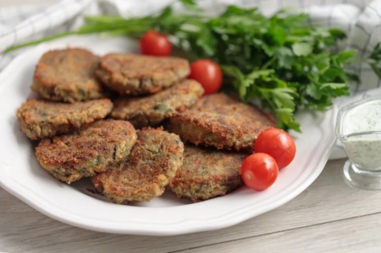 Frikadellen aus Hackfleisch mit Auberginen und Knoblauch im Ofen