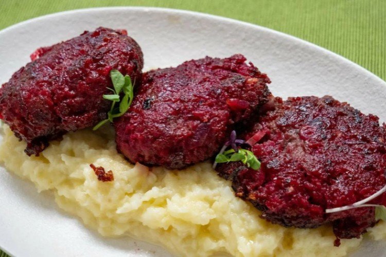 Frikadellen aus Hackfleisch mit Roter Bete im Ofen