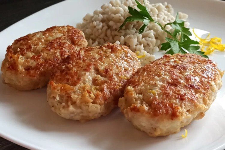 Frikadellen aus gemischtem Hackfleisch, im Ofen gebacken