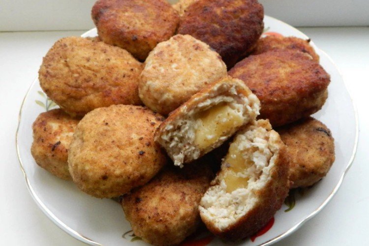 Frikadellen aus Schweinehackfleisch mit Käse im Ofen
