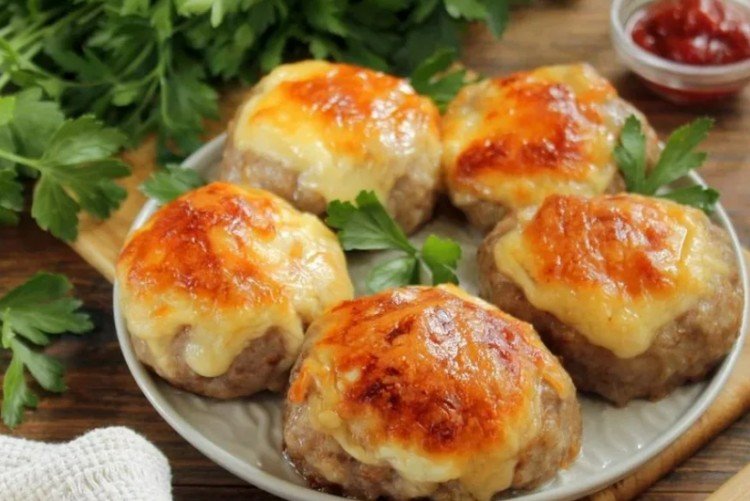 Frikadellen aus Hackfleisch und Pilzen, im Ofen gebacken