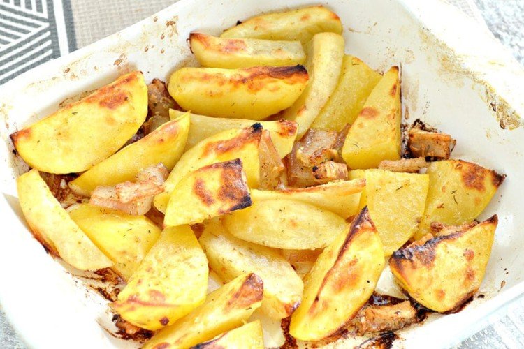 Country-Style Potatoes with Salo and Garlic in the Oven