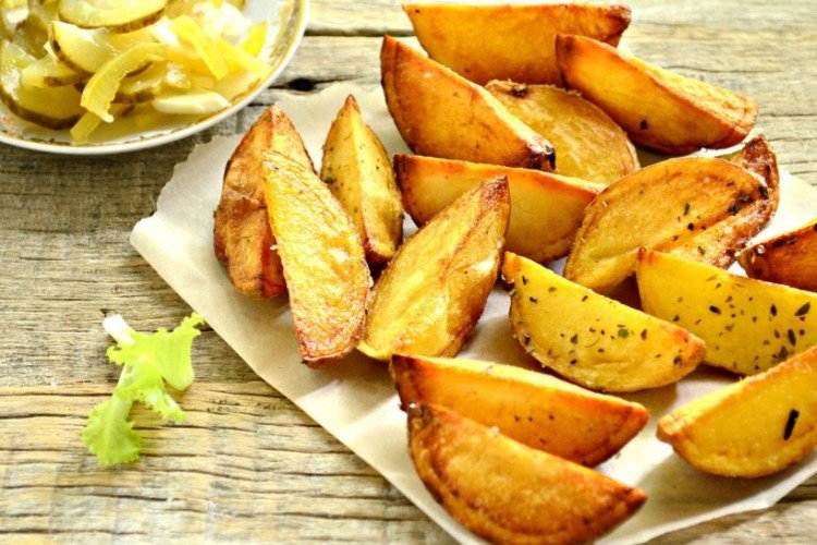 Country-Style Potatoes with Garlic in the Oven