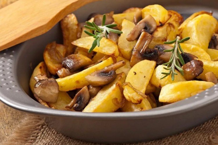 Country-Style Potatoes with Mushrooms in the Oven