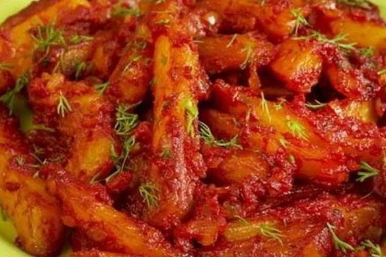 Country-Style Potatoes Baked in Tomato Sauce
