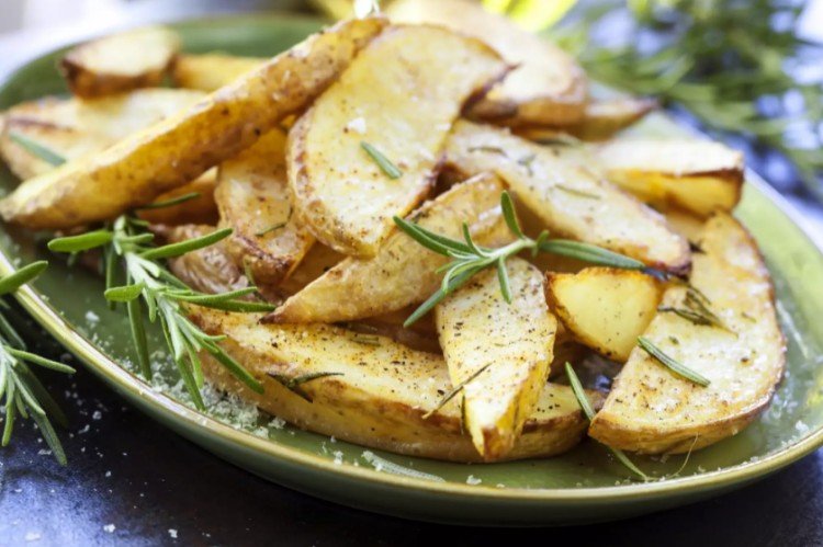 Country-Style Potatoes with Rosemary and Garlic in the Oven