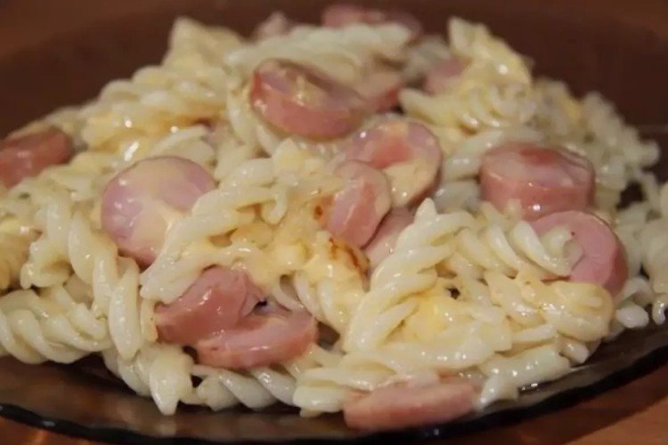 Navy-Style Pasta with Sausages, Cheese, and Garlic