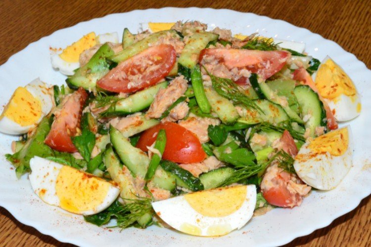 Salad with Eggs, Canned Pink Salmon, and Fresh Vegetables