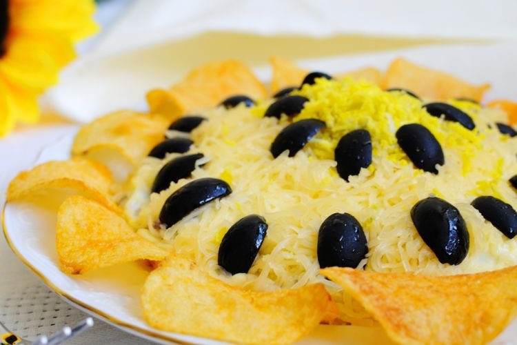 „Sonnenblumen“-Salat mit Krabbenstäbchen und eingelegten Pilzen
