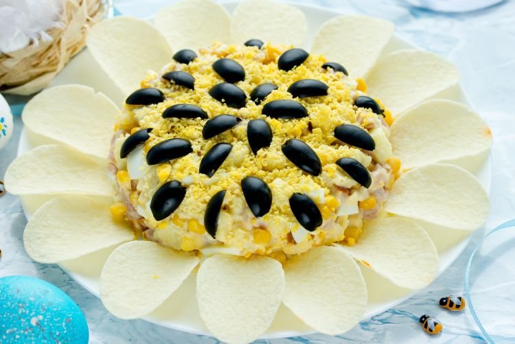 „Sonnenblumen“-Salat mit Sprotten und Maiskonserven