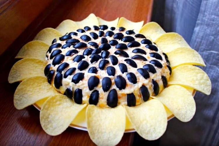 „Sonnenblumen“-Salat mit Hähnchen und Walnüssen
