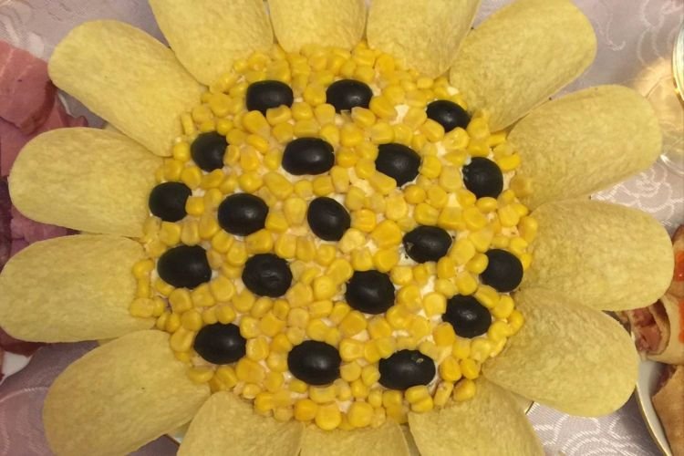 „Sonnenblumen“-Salat mit Schinken und koreanischen Karotten