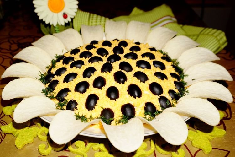 „Sonnenblumen“-Salat mit Rindfleisch, Schmelzkäse und Salzgurken