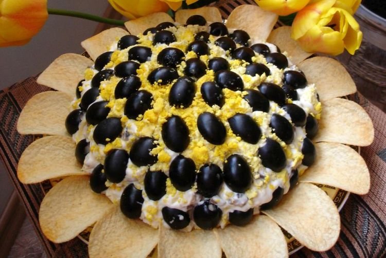 „Sonnenblumen“-Salat mit geräuchertem Hähnchen und grünen Erbsen