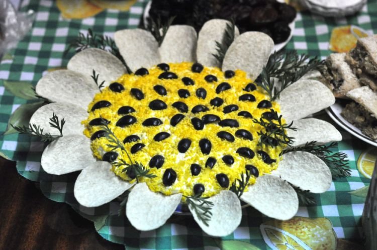 „Sonnenblumen“-Salat mit Wurst und Frühlingszwiebeln