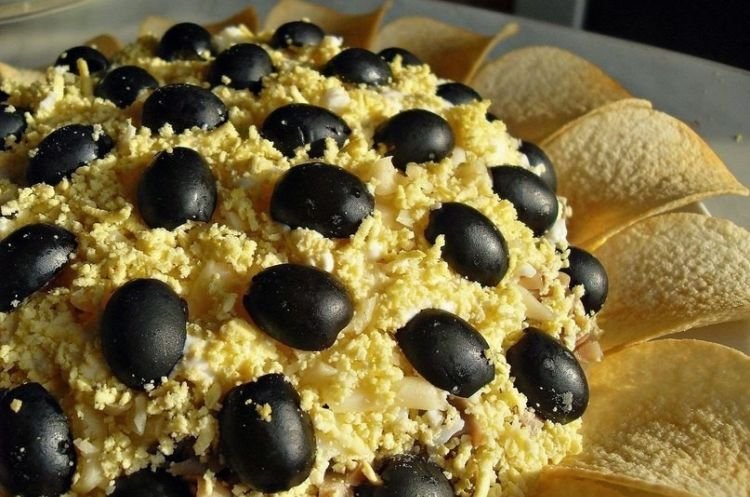 „Sonnenblumen“-Salat mit Hähnchen und eingelegten Champignons