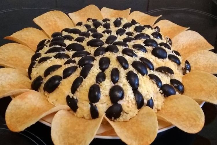 „Sonnenblumen“-Salat mit Hähnchen, Hartkäse und frischen Gurken