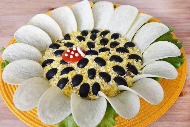 „Sonnenblumen“-Salat mit koreanischen Karotten und Rindfleisch