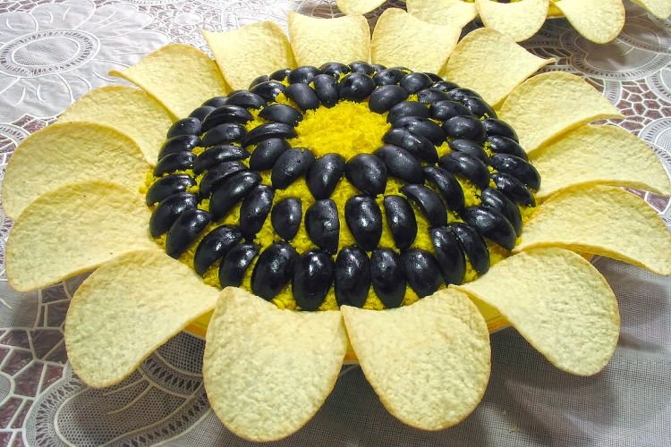 „Sonnenblumen“-Salat mit gebratenen Champignons, Hähnchen und Mais