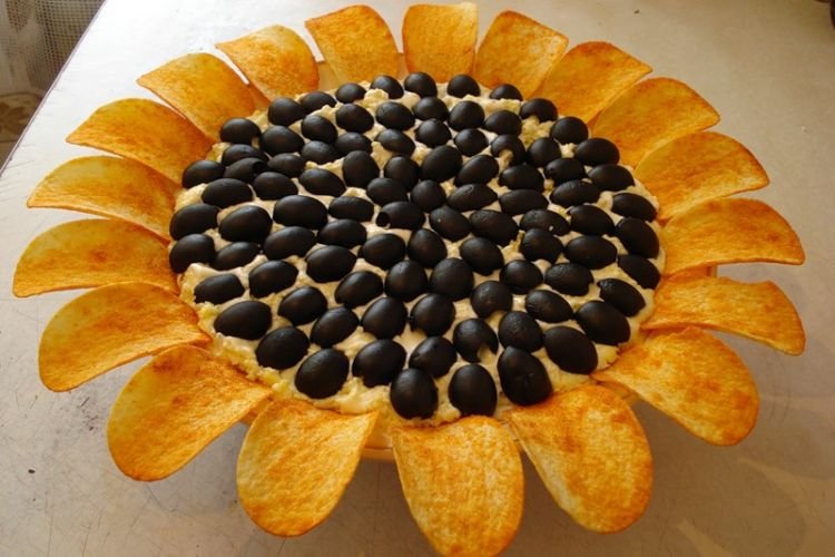 „Sonnenblumen“-Salat mit Hähnchen, Ananas und Salzgurken