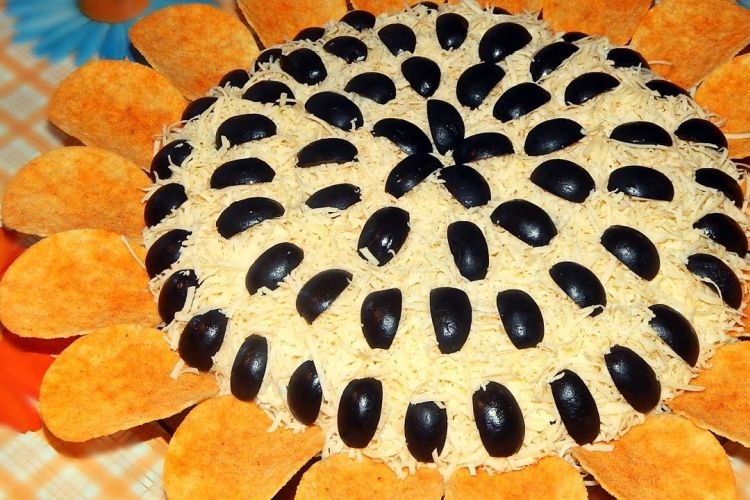 „Sonnenblumen“-Salat mit Hartkäse und Knoblauch
