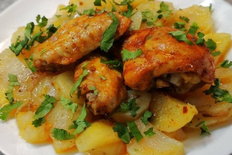Hähnchen mit Kartoffeln und Mayonnaise aus dem Ofen