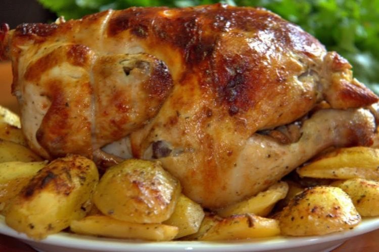 Ganzes Hähnchen mit Kartoffeln und Knoblauch gebacken