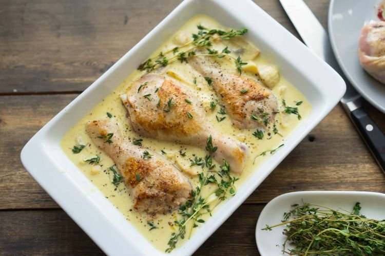 Hähnchen mit Kartoffeln, in Sauerrahm-Senf-Soße gebacken