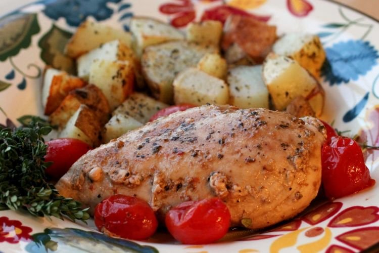 Hähnchen mit Kartoffeln und getrockneten Tomaten aus dem Ofen
