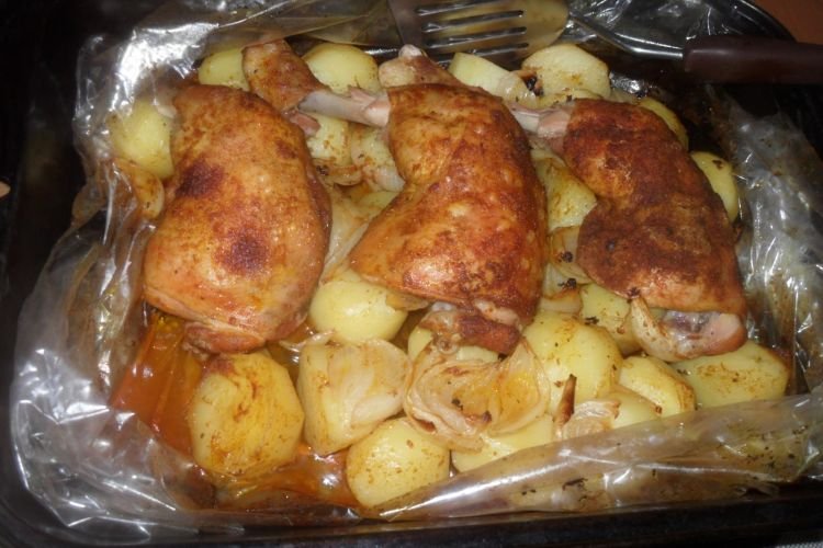 Hähnchen mit Kartoffeln, im Bratschlauch gebacken