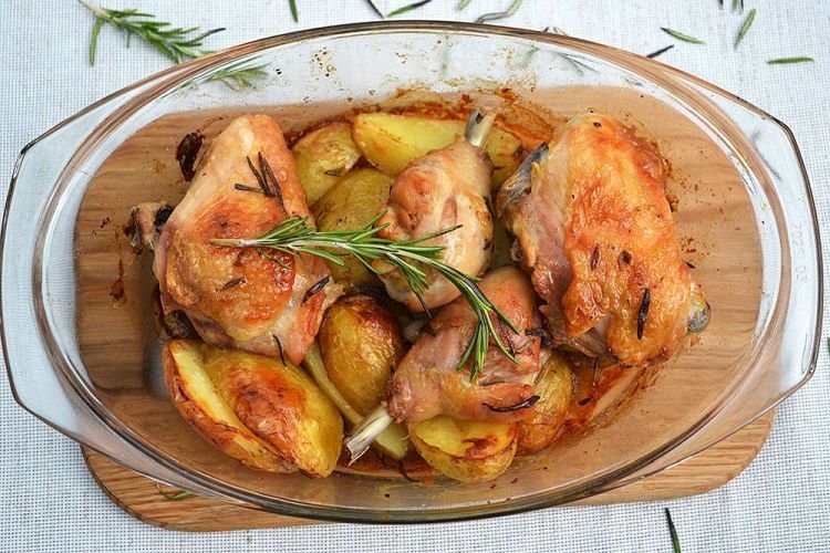 Hähnchen, mit Kartoffeln, Ingwer und Knoblauch gebacken