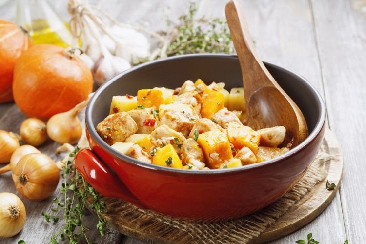 Hähnchen mit Kartoffeln und Kürbis aus dem Ofen