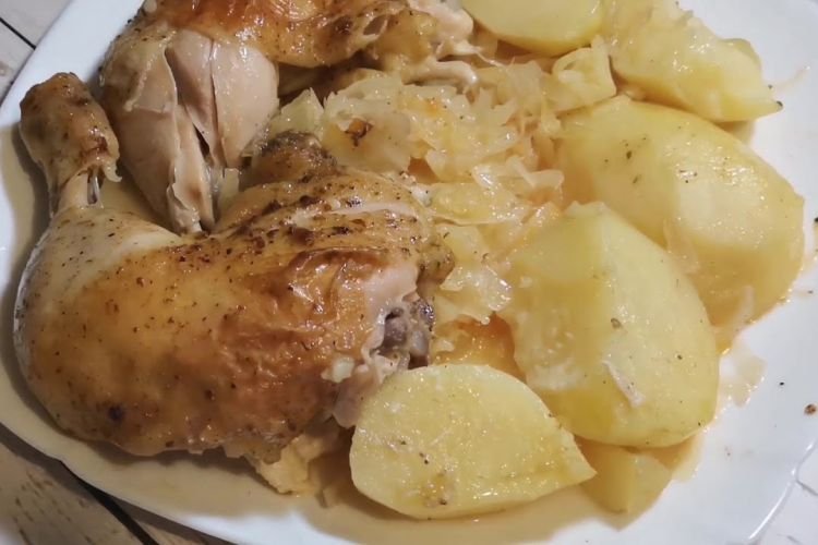 Hähnchen mit Kartoffeln und Kohl aus dem Ofen