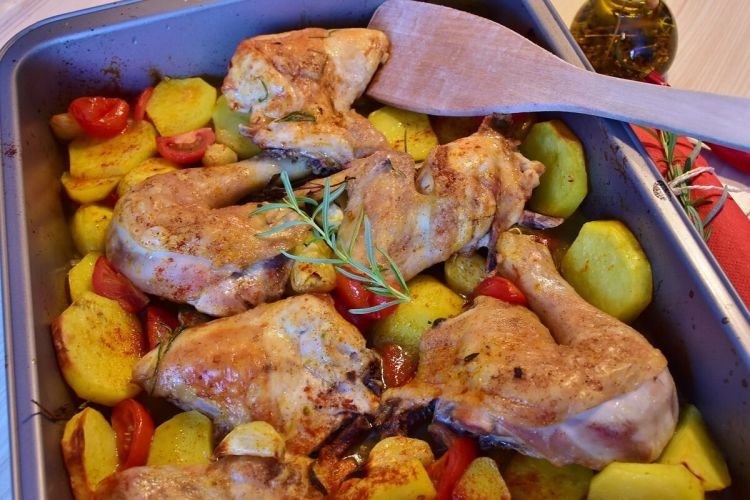 Gebackenes Hähnchen mit Kartoffeln in pikanter Soße
