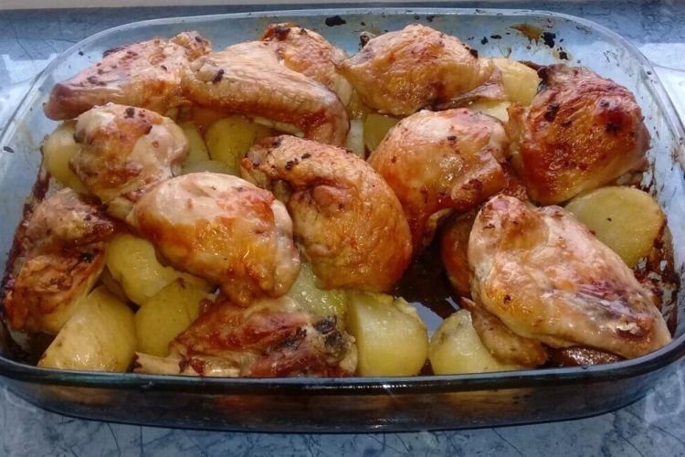 Hähnchen mit jungen Kartoffeln aus dem Ofen
