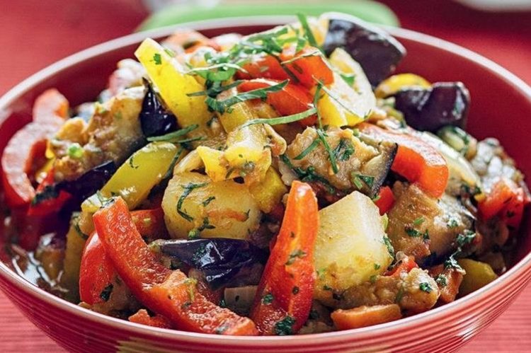 Hähnchen, mit Kartoffeln, Paprika und Auberginen gebacken
