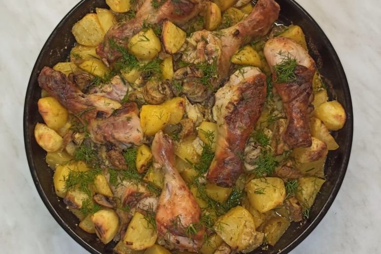 Hähnchen mit Kartoffeln und Pilzen aus dem Ofen