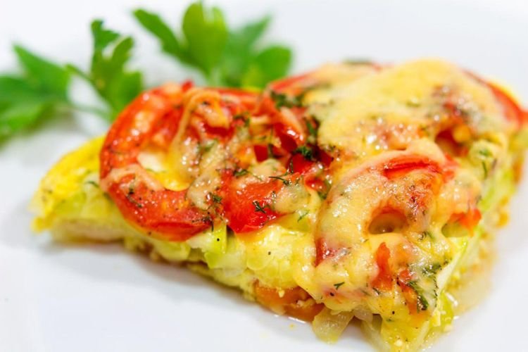 Gebackenes Hähnchen mit Kartoffeln, Tomaten und Zwiebeln
