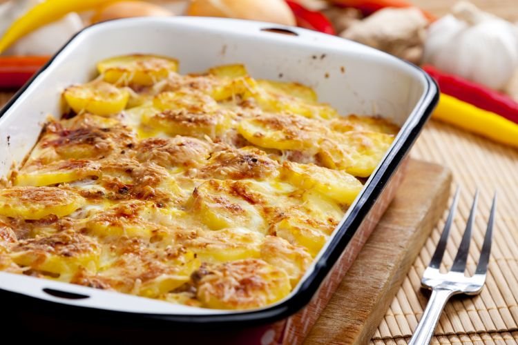 Hähnchen mit Kartoffeln, mit Sauerrahm und Käse gebacken