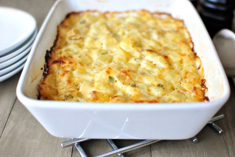 Gebackenes Hähnchen mit Kartoffeln, Käse und Speck