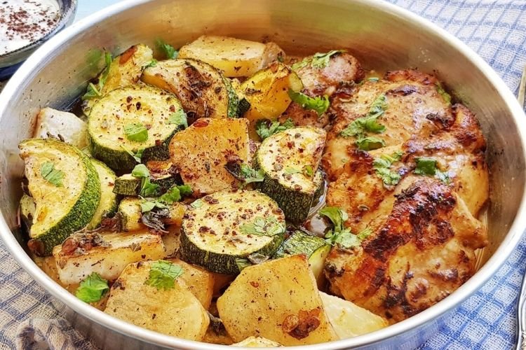 Hähnchen mit Kartoffeln und Zucchini aus dem Ofen