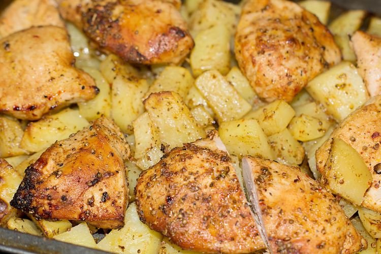 Hähnchen mit Kartoffeln aus dem Ofen in 30 Minuten