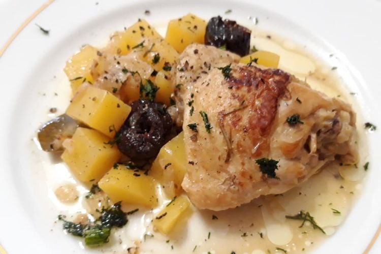 Gebackenes Hähnchen mit Kartoffeln, Karotten und Pflaumen