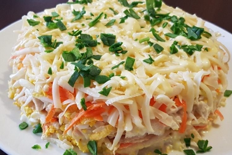 Ensalada francesa con queso fundido y nueces