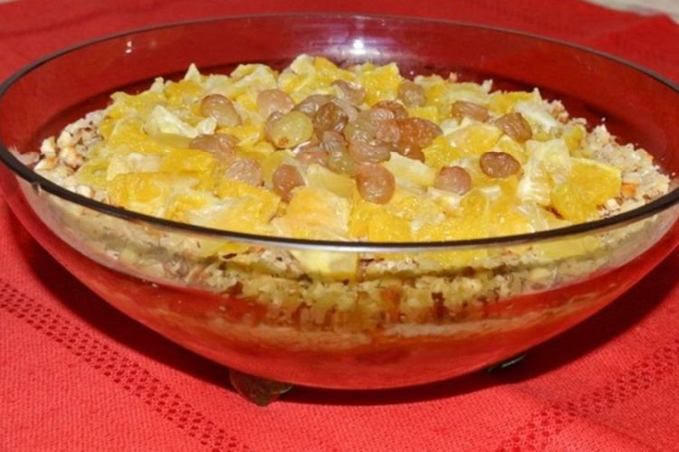 Ensalada francesa con naranja, pasas y nueces