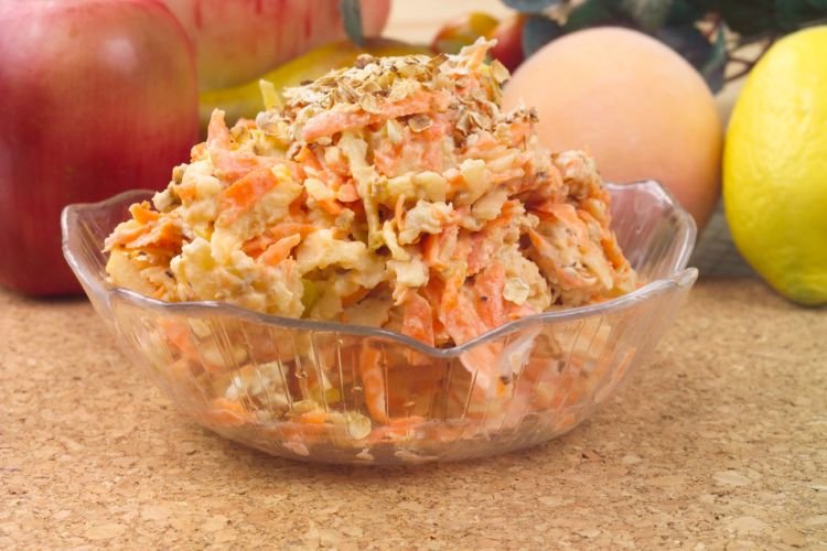 Ensalada francesa con manzanas, queso, huevos y cebolla