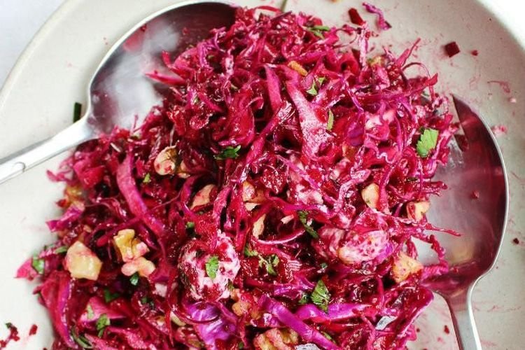 Ensalada «Francesa» con col, remolacha y nueces