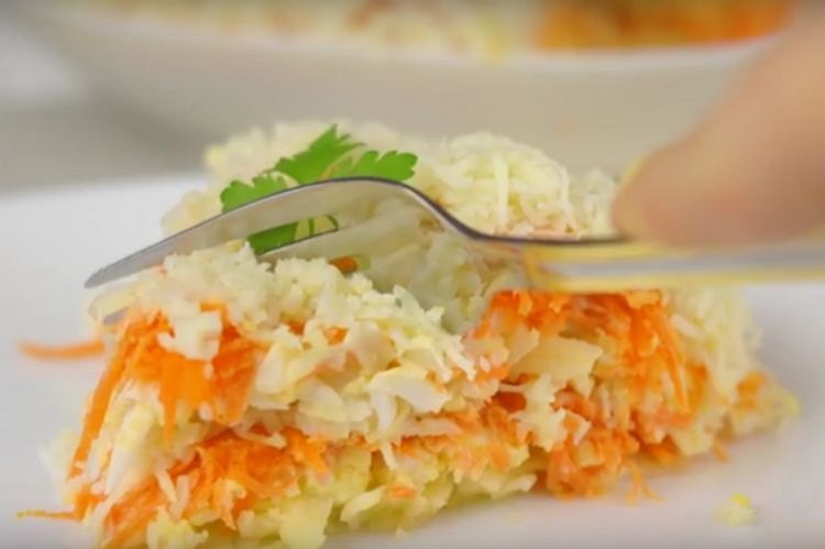 Ensalada «Francesa» con huevos de codorniz y dos tipos de queso